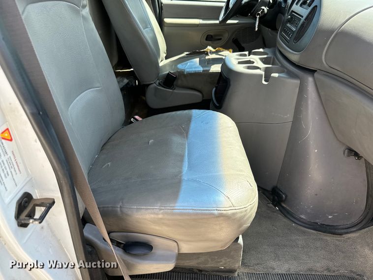 image for item MU9851 2000 Ford E350 Super Duty box truck