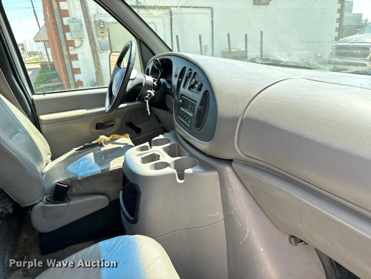 image for item MU9851 2000 Ford E350 Super Duty box truck