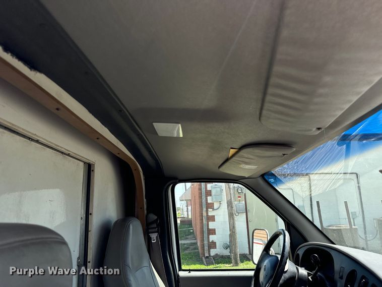 image for item MU9851 2000 Ford E350 Super Duty box truck