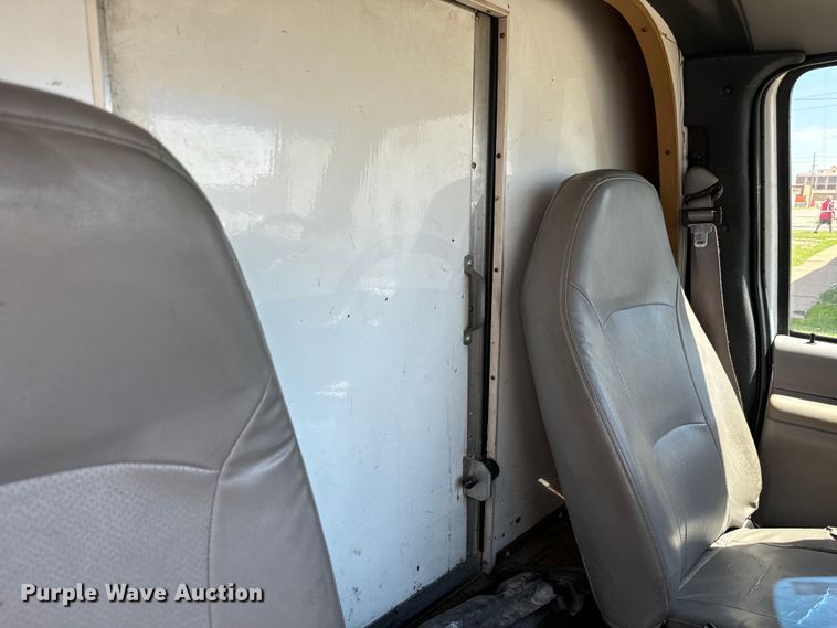 image for item MU9851 2000 Ford E350 Super Duty box truck