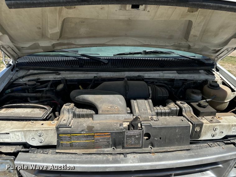 image for item MU9851 2000 Ford E350 Super Duty box truck