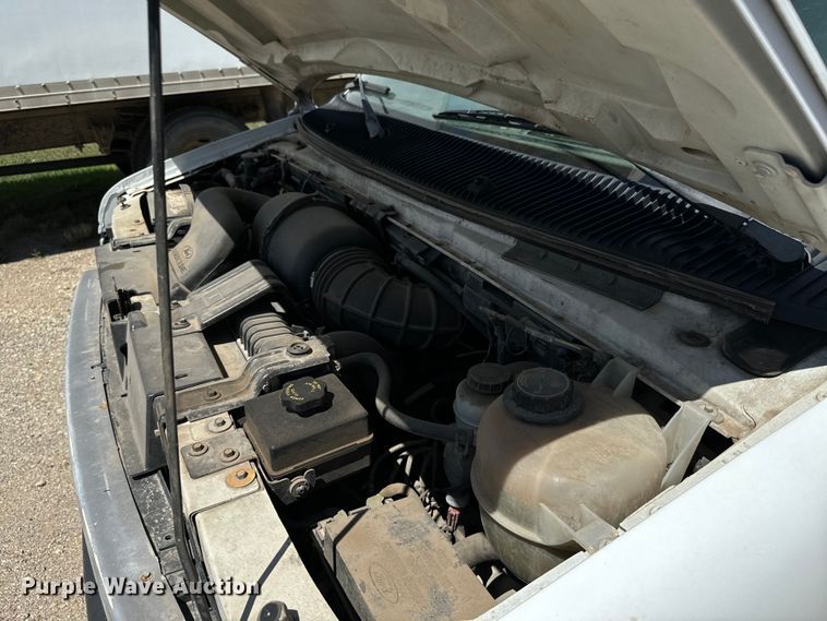 image for item MU9851 2000 Ford E350 Super Duty box truck