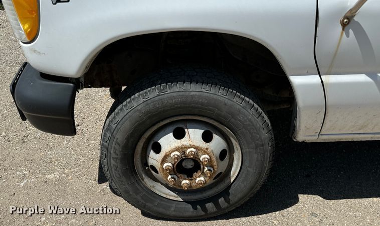 image for item MU9851 2000 Ford E350 Super Duty box truck