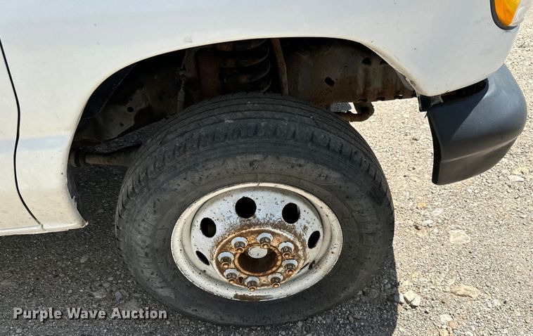 image for item MU9851 2000 Ford E350 Super Duty box truck