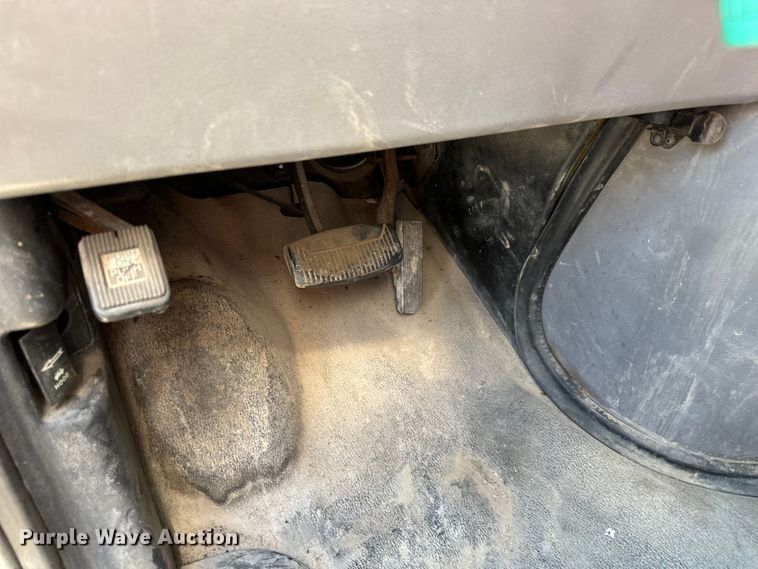 image for item MU9852 1997 Ford E450 Super Duty box truck