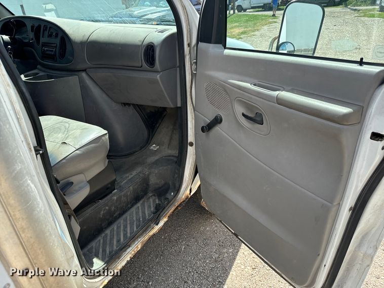 image for item MU9852 1997 Ford E450 Super Duty box truck