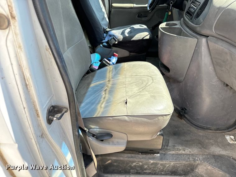 image for item MU9852 1997 Ford E450 Super Duty box truck