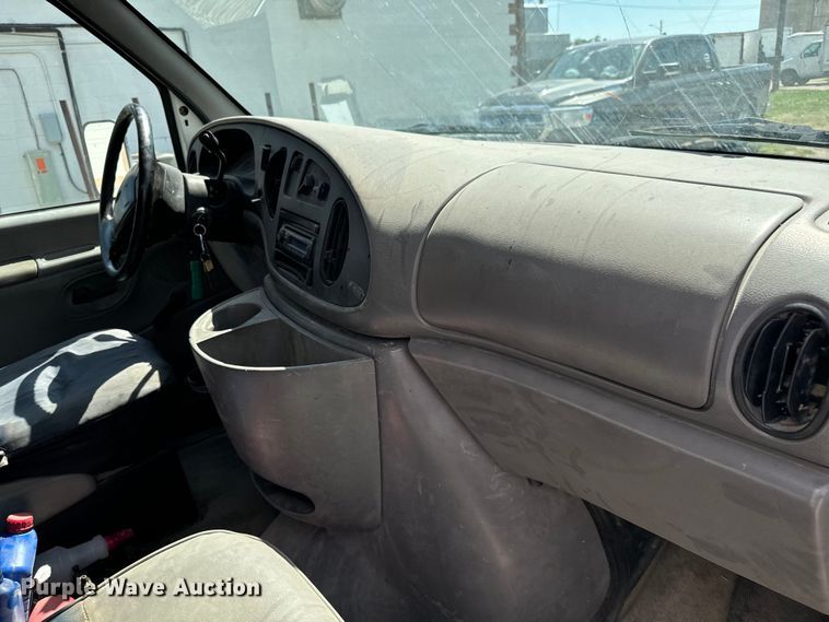 image for item MU9852 1997 Ford E450 Super Duty box truck