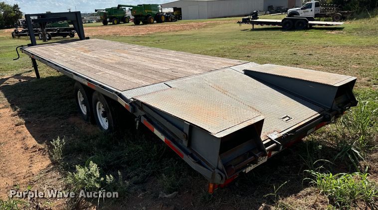 image for item MV9054 2012 Circle D 29GNFBBT equipment trailer