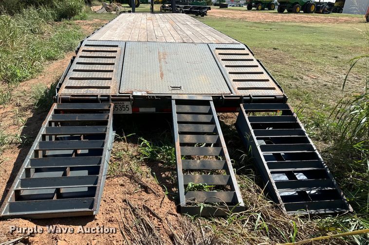 image for item MV9054 2012 Circle D 29GNFBBT equipment trailer