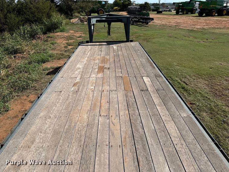 image for item MV9054 2012 Circle D 29GNFBBT equipment trailer