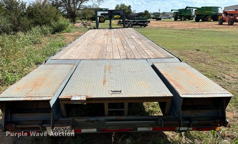 image for item MV9054 2012 Circle D 29GNFBBT equipment trailer