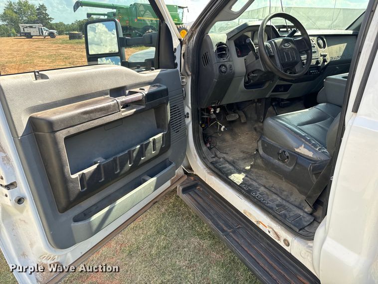 image for item MV9055 2014 Ford F550 Super Duty XL truck cab and chassis