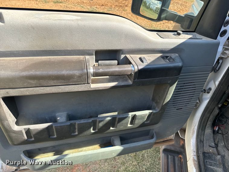 image for item MV9055 2014 Ford F550 Super Duty XL truck cab and chassis