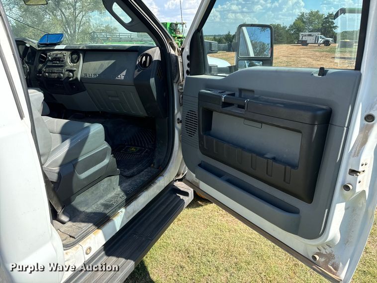 image for item MV9055 2014 Ford F550 Super Duty XL truck cab and chassis