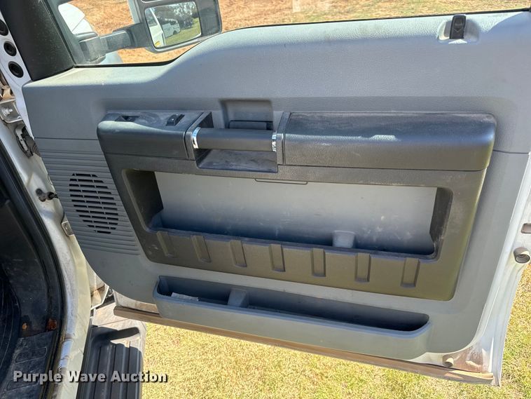 image for item MV9055 2014 Ford F550 Super Duty XL truck cab and chassis