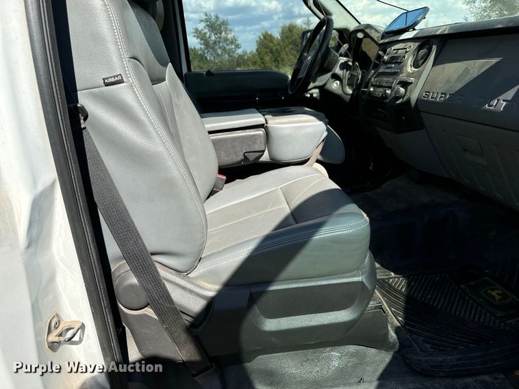 image for item MV9055 2014 Ford F550 Super Duty XL truck cab and chassis