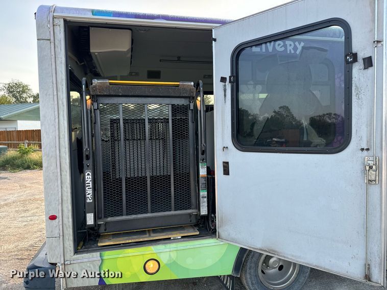 image for item MV9081 2009 Ford E350 shuttle bus