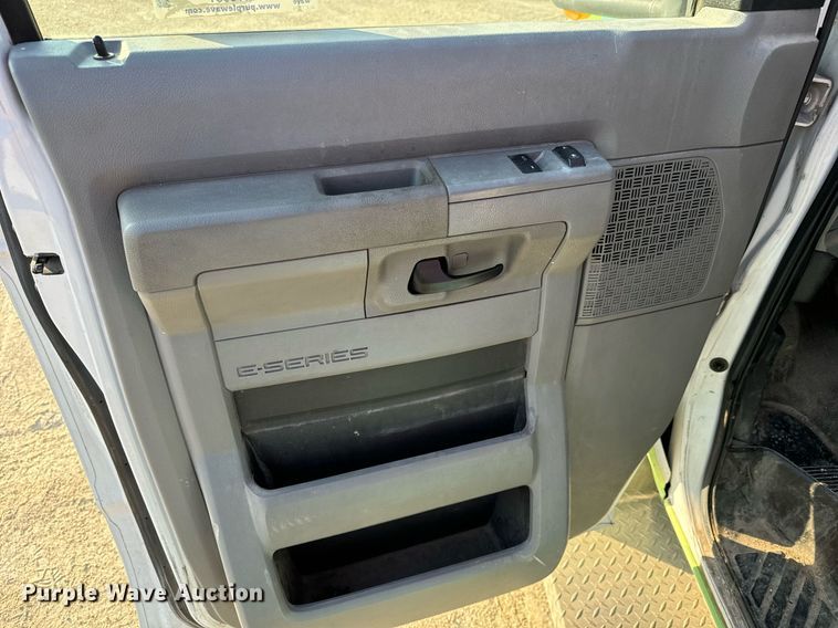 image for item MV9081 2009 Ford E350 shuttle bus