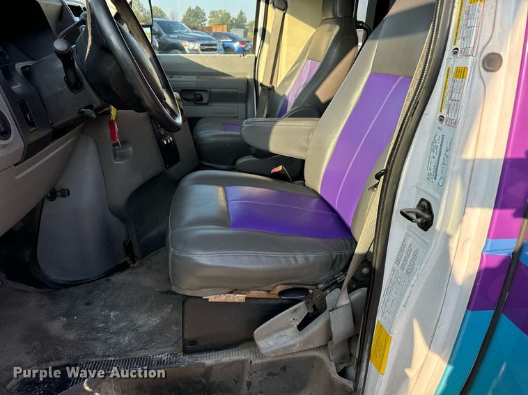 image for item MV9081 2009 Ford E350 shuttle bus