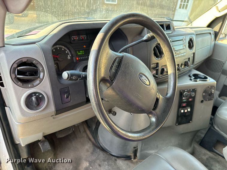 image for item MV9081 2009 Ford E350 shuttle bus