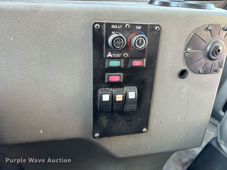 image for item MV9081 2009 Ford E350 shuttle bus