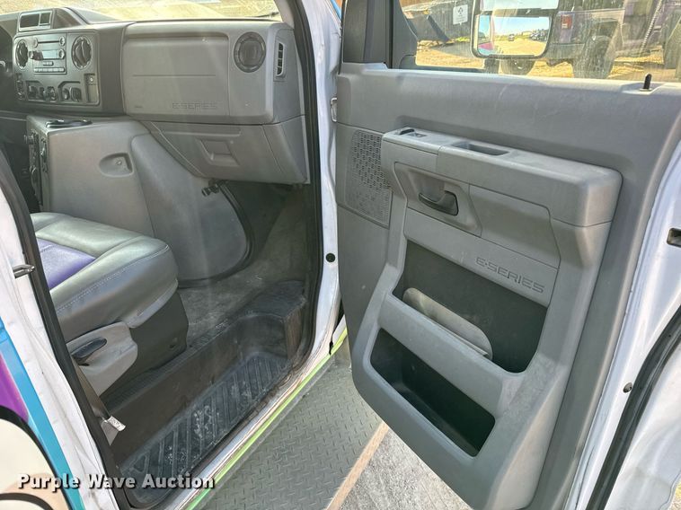 image for item MV9081 2009 Ford E350 shuttle bus