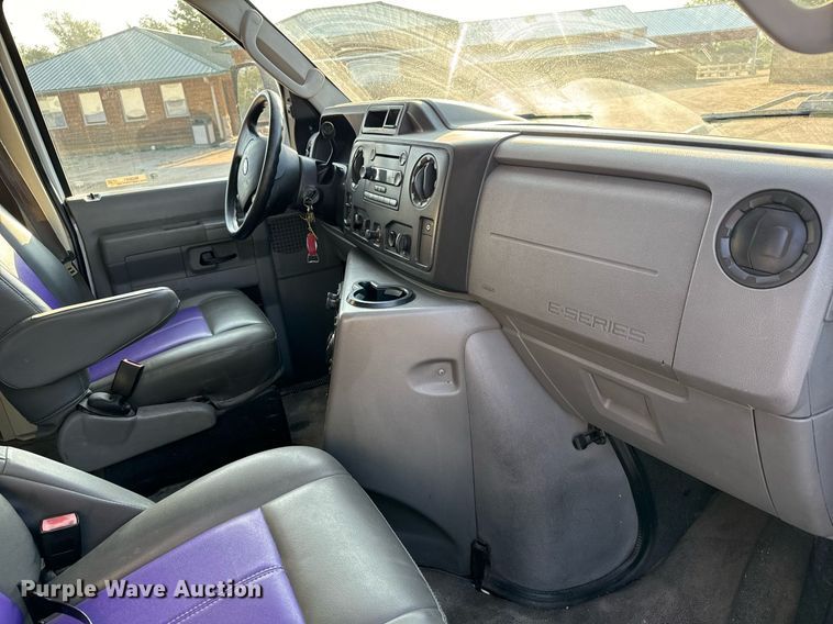 image for item MV9081 2009 Ford E350 shuttle bus