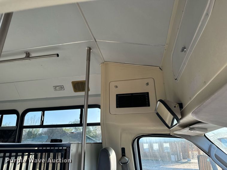 image for item MV9081 2009 Ford E350 shuttle bus