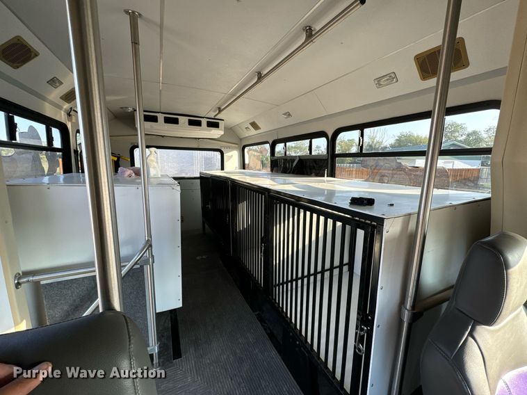 image for item MV9081 2009 Ford E350 shuttle bus