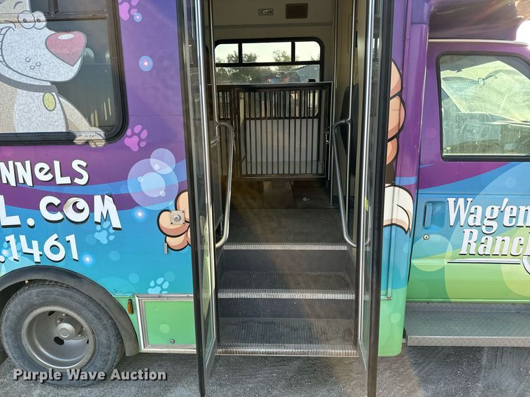 image for item MV9081 2009 Ford E350 shuttle bus