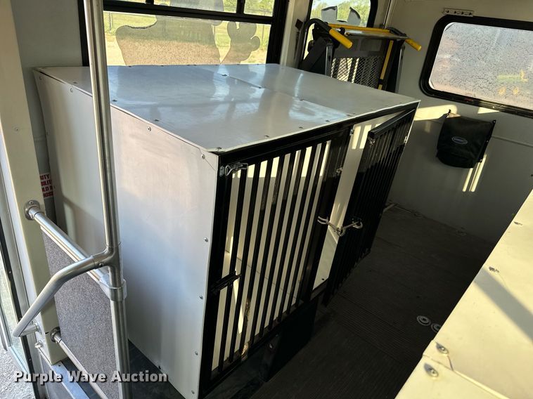 image for item MV9081 2009 Ford E350 shuttle bus