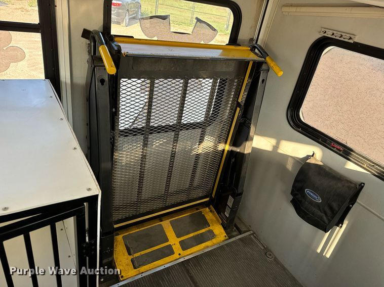 image for item MV9081 2009 Ford E350 shuttle bus