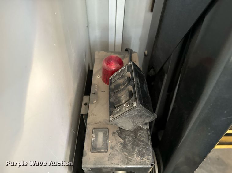 image for item MV9081 2009 Ford E350 shuttle bus