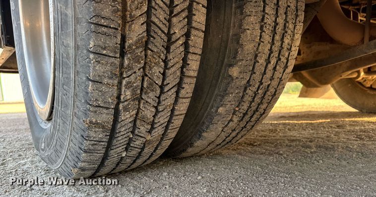 image for item MV9081 2009 Ford E350 shuttle bus