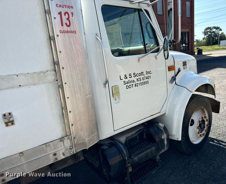 image for item MV9083 1998 International  4700 box truck