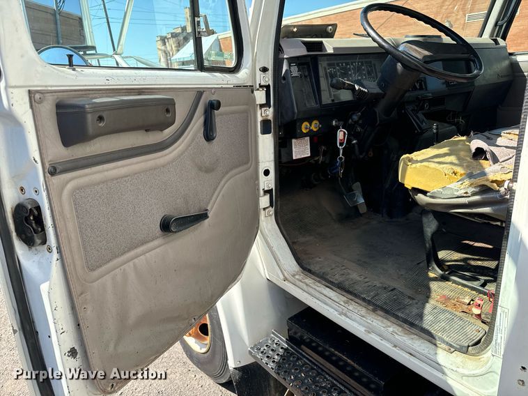 image for item MV9083 1998 International  4700 box truck