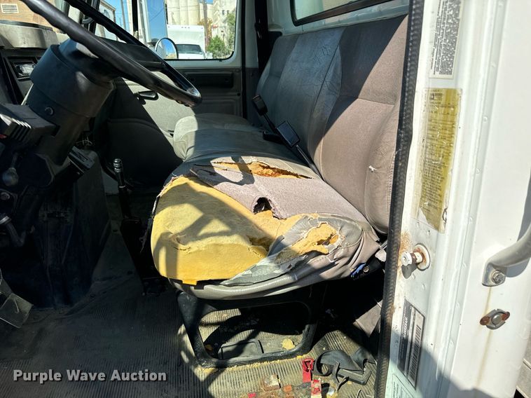 image for item MV9083 1998 International  4700 box truck