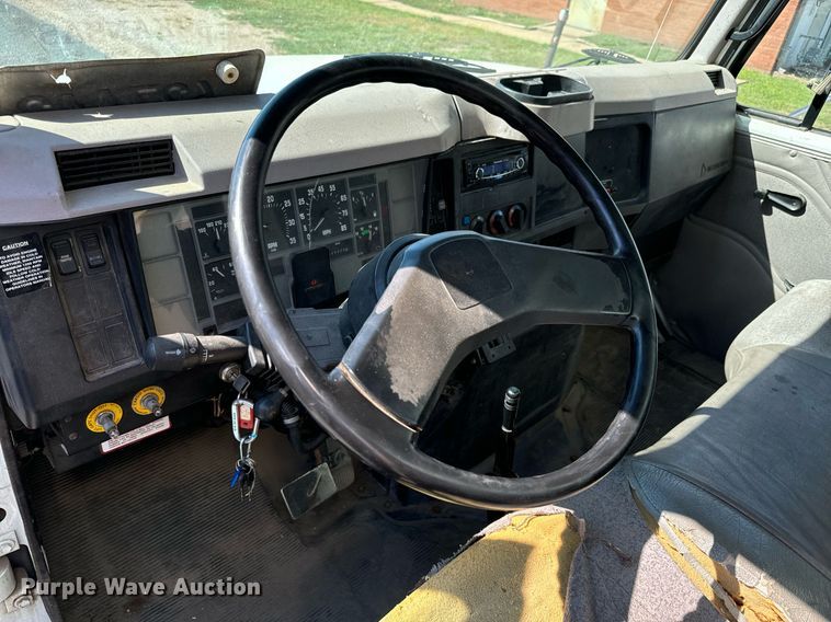 image for item MV9083 1998 International  4700 box truck