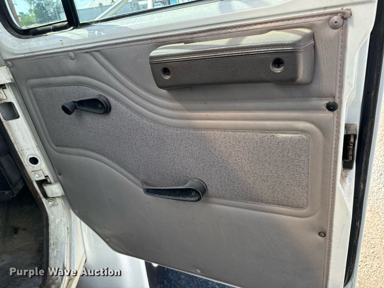 image for item MV9083 1998 International  4700 box truck