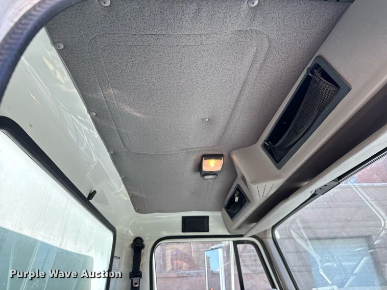 image for item MV9083 1998 International  4700 box truck