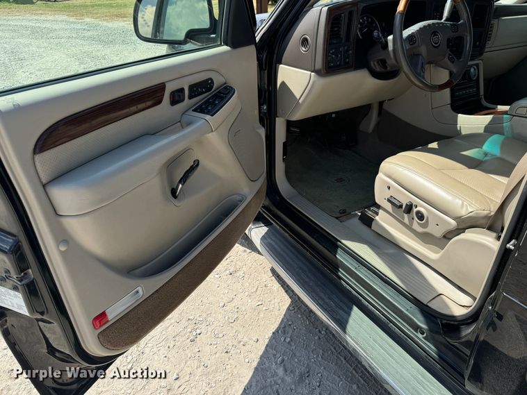 image for item MV9098 2004 Cadillac  Escalade ESV SUV