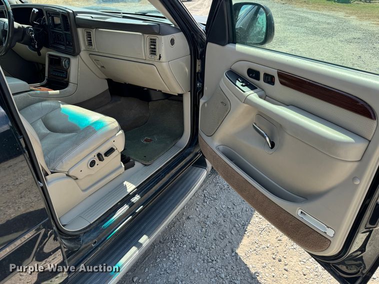 image for item MV9098 2004 Cadillac  Escalade ESV SUV