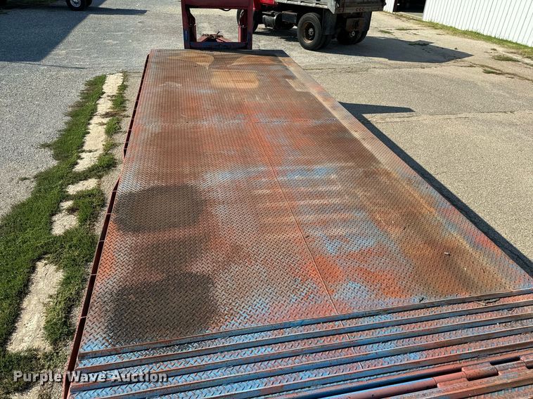 image for item MV9127 1998 Shop built hydraulic tail equipment trailer