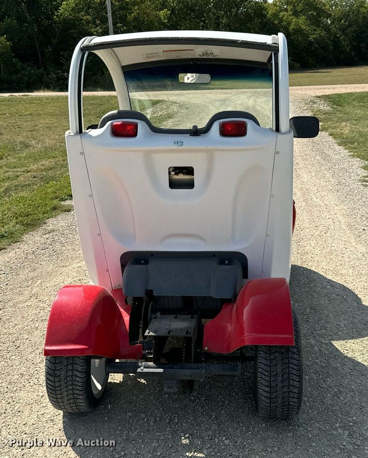 image for item MV9139 2001 GEM E2 golf cart