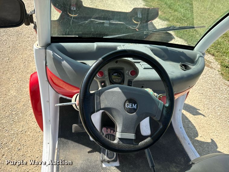 image for item MV9139 2001 GEM E2 golf cart