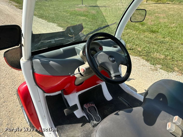 image for item MV9139 2001 GEM E2 golf cart