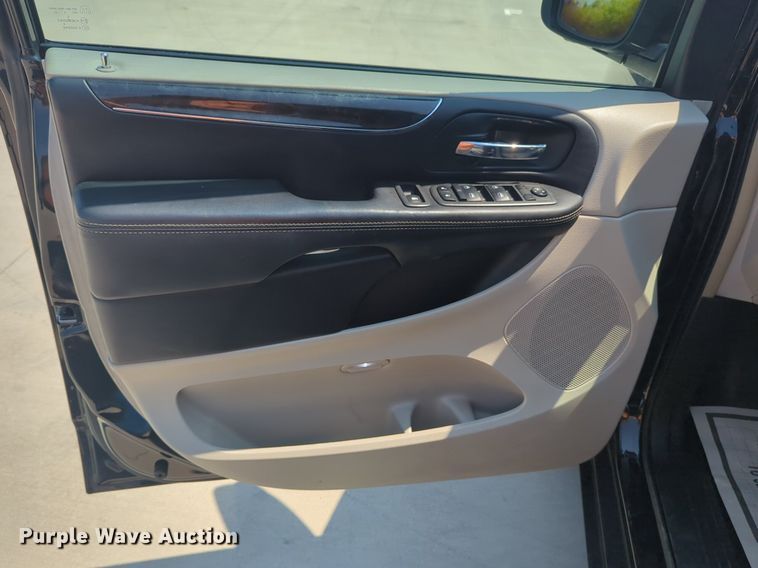 image for item NG9999 2014 Chrysler  Town and Country  van