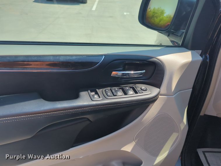 image for item NG9999 2014 Chrysler  Town and Country  van