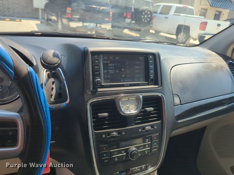 image for item NG9999 2014 Chrysler  Town and Country  van